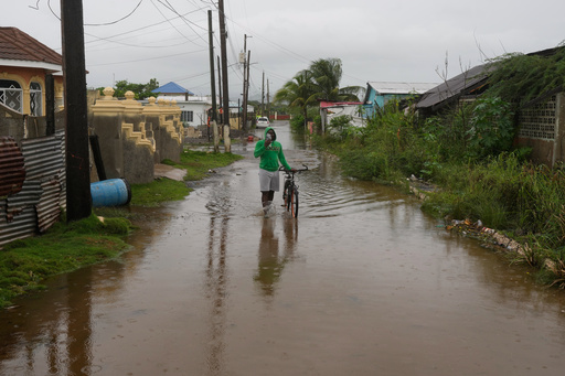 El huracán Melissa amenaza con causar inundaciones catastróficas y deslizamientos en el Caribe