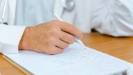 Tribunal ordena a médicos escribir recetas con claridad en India: "Es un derecho fundamental"