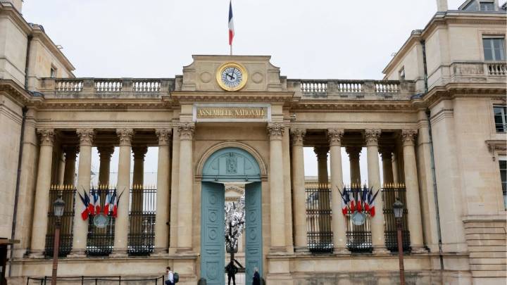 French Government Collapses in 14 Hours, Deepening Political Crisis