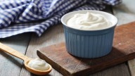 Un experto en alimentos revela la diferencia entre un yogur natural y uno griego: éste tiene mucha más proteína