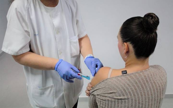 Sanidad recuerda la efectividad de la vacunación frente a la gripe y covid y anima a la población a participar en la campaña Hoy se ha iniciado la vacunación frente a la gripe y covid en adultos para 