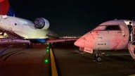 Nueva York: dos aviones colisionaron mientras rodaban por la pista del aeropuerto…