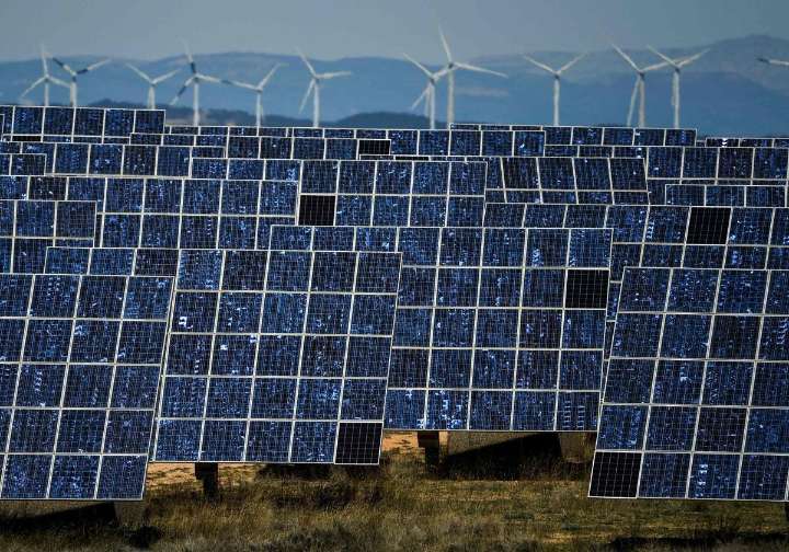 El Gobierno lanza un balón de oxígeno a las renovables al garantizar sus ingresos pese a los precios cero o negativos