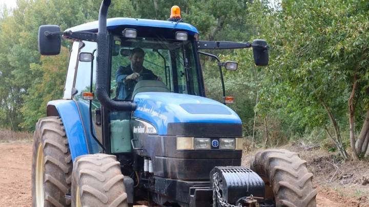 Espectáculo "pueril" de VOX en Aragón: su líder protagoniza una 'performance' rural que avergüenza al PP