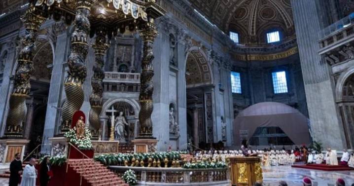 Shock at St. Peter’s: Man Desecrates Altar Amid Tourists