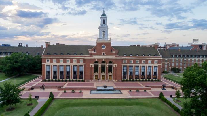 Tiroteo en residencia de la Universidad Estatal de Oklahoma deja tres heridos