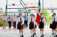 Escuelas públicas deben ser ejemplo de dignidad y calidad: Navarro