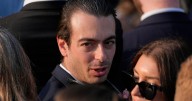 Candidato de Trump para dirigir agencia federal se retira después de difusión de mensajes ofensivos
