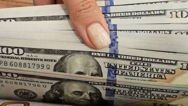 El dólar frenó su escalada y subieron las acciones tras el acuerdo con Estados Unidos