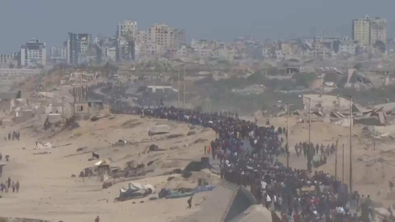 Displaced Gaza residents begin returning north ahead of peace plan