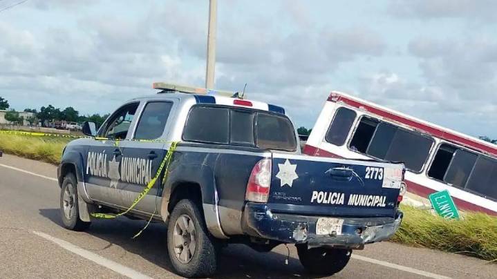 Mujer muere al chocar de frente contra camión de pasajeros en la carretera Navolato