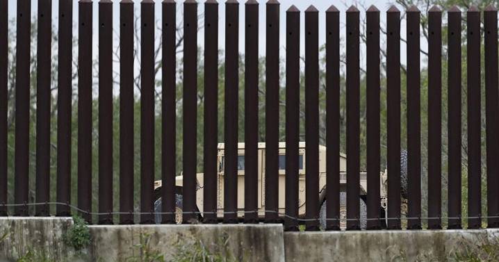 Texas National Guard troops now protecting federal property in Chicago area, official says