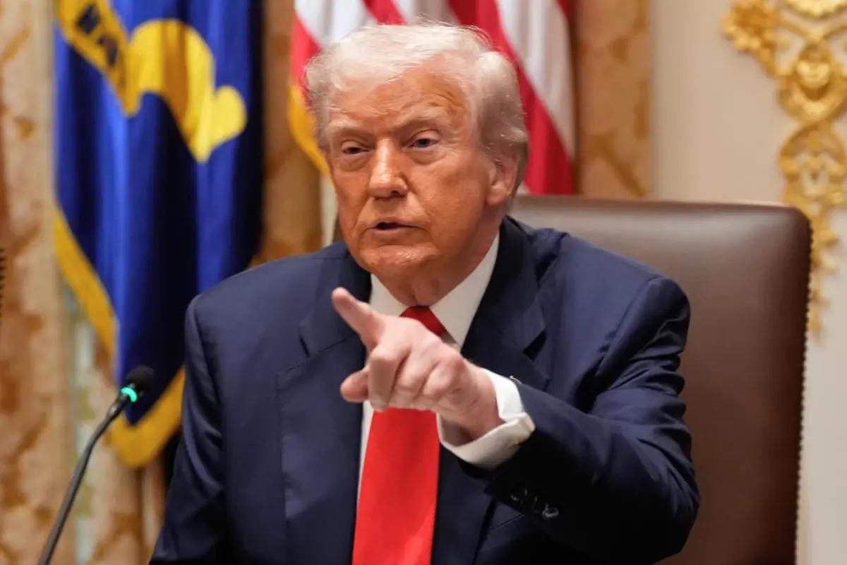 Trump Warns Hamas to Disarm or Face Force as Gaza Ceasefire Holds Tentatively