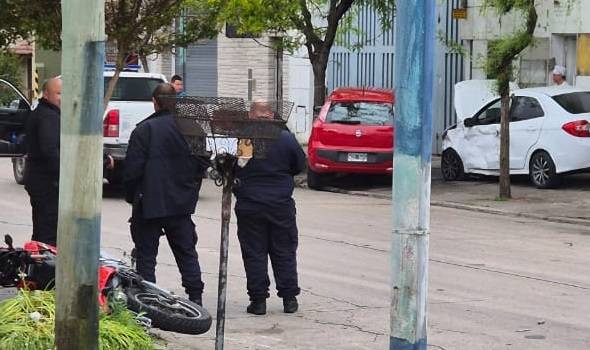 Roban un auto, atropellan a motociclista y huyen a pie tras apuntarle a un vecino
