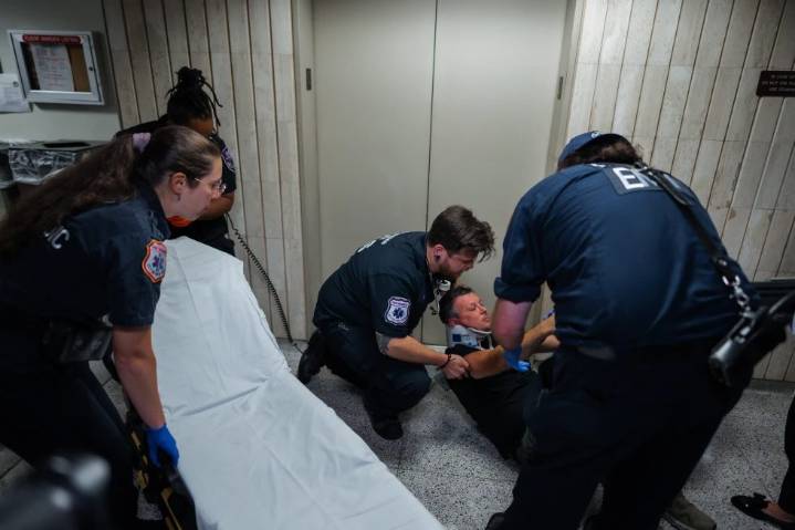 VIDEO: Agentes federales empujan a periodistas en corte de inmigración en Nueva York