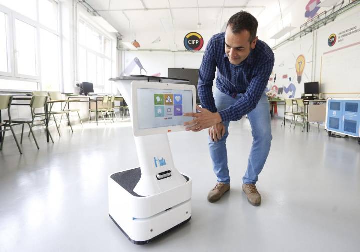 El CIFP Avilés se pone manos a la obra con el robot social 'Higía'