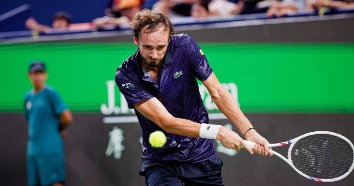 Medvedev impone su jerarquía y elimina a Davidovich del Masters 1000 de Shanghái