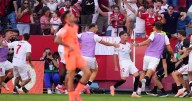 Robert Lewandowski falla un penalti en la derrota del Barcelona por goleada ante el Sevilla