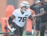 Browns offensive lineman leaves game, ruled out with concussion