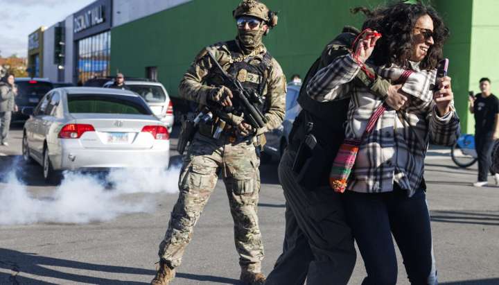 Federal agents detain Little Village high school student, deploy tear gas in faceoff with protesters