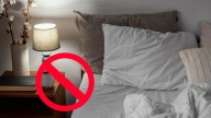 Adiós a las mesas de luz tradicionales: el nuevo complemento que todos eligen para dormitorios pequeños