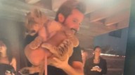 Fotos inéditas: Identifican a extranjero como dueño del león cachorro llevado a fiesta privada en Polanco