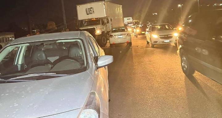 Choque entre camión y autos congestiona Periférico en zona Lago 1 de Morelia