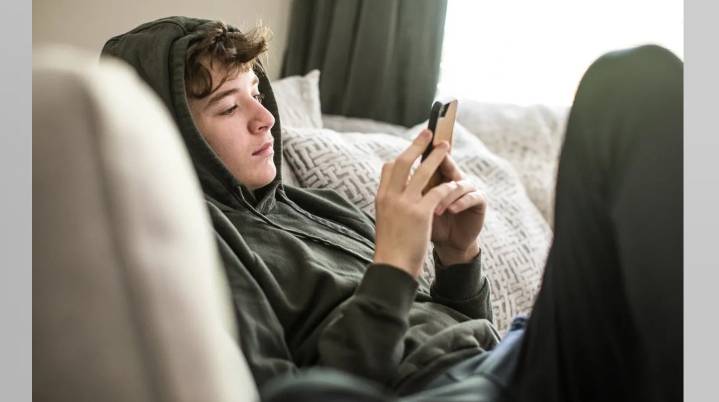 Arrestan a niño de 13 años por escribir amenaza en Chat...
