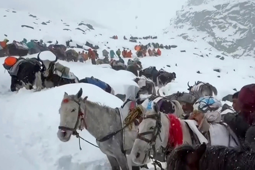 Hundreds of hikers rescued from Mount Everest after severe snowstorm