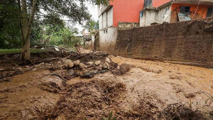 Lluvias dejan daños en 116 escuelas de Puebla; clases seguirán suspendidas del 13 al 17 de octubre