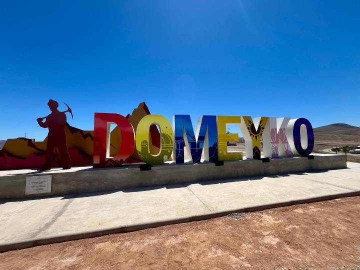 Domeyko estrena letras volumétricas que realzan su identidad local