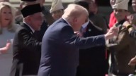 VIDEOS: Trump estalla en su famoso baile al aterrizar en Malasia