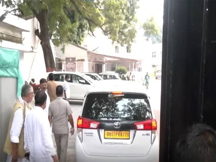 Ashok Gehlot reaches Tejashwi Yadav's residence in Patna