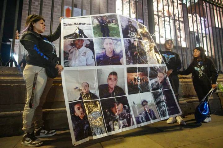 A seis años, familias honran a policías caídos en Aguililla
