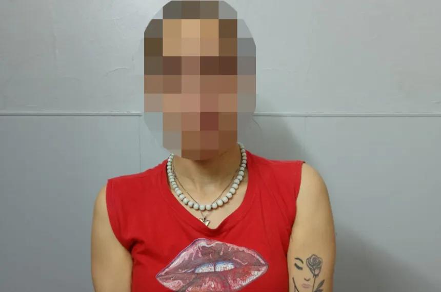 Una mujer detenida y un hombre prófugo por estafar a una anciana con internación domiciliaria