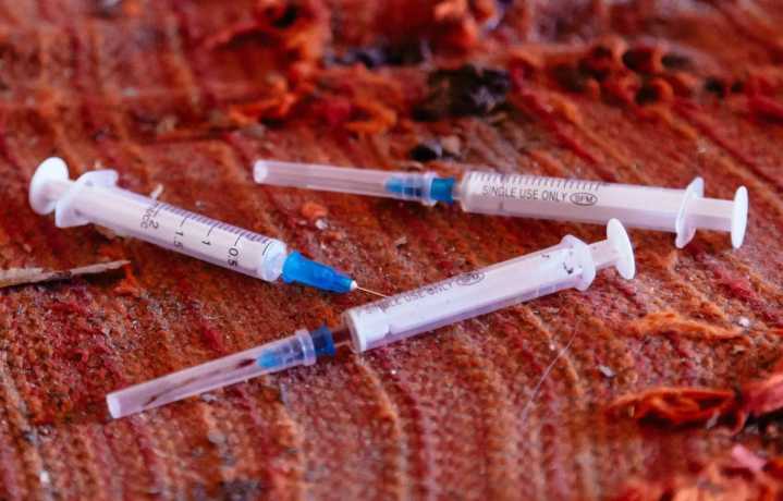 Advierten del peligro del “bluetoothing”, la práctica de compartir sangre de personas intoxicadas con una droga