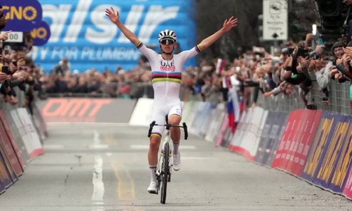 Tadej Pogačar conquista su quinto Il Lombardia consecutivo; Isaac del Toro brilla con un...