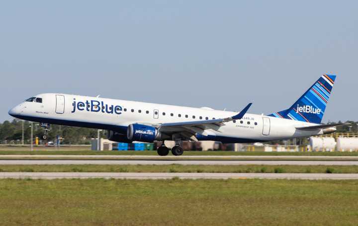Pasajeros de JetBlue hospitalizados tras un aterrizaje de emergencia en Florida