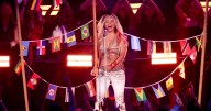Cuándo y dónde ver a Karol G en el Fashion Show de Victoria’s Secret 2025