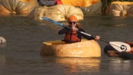 Carrera anual en Bélgica en botes de calabazas gigantes