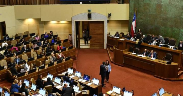 "Bloqueó las puertas": Periodistas del Congreso denuncian "restricción a la prensa" por trato inusual a ministro Ulloa