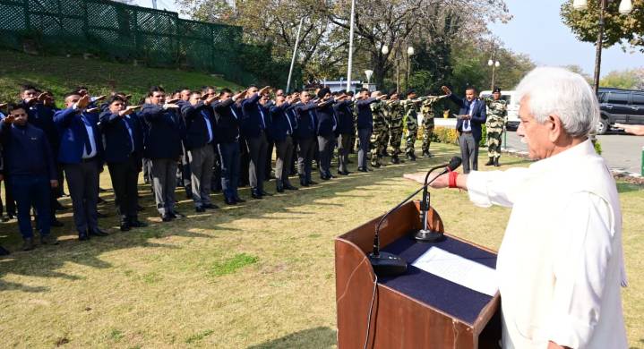 LG J&K administers Unity Pledge to Officers, staff of Raj Bhawan