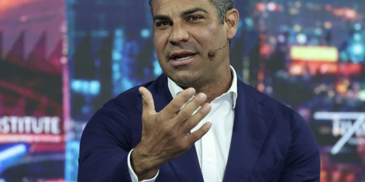 Miami's outgoing mayor warns about what he sees happening in New York and the 2 cities' different approaches to next summer's World Cup