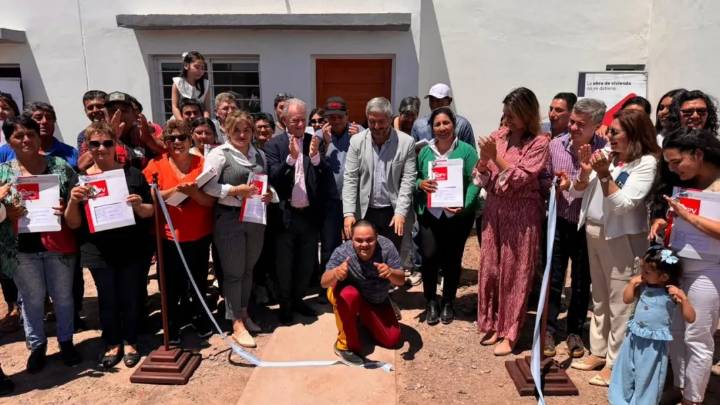 El Galpón: Veinte familias recibieron las llaves de su casa propia