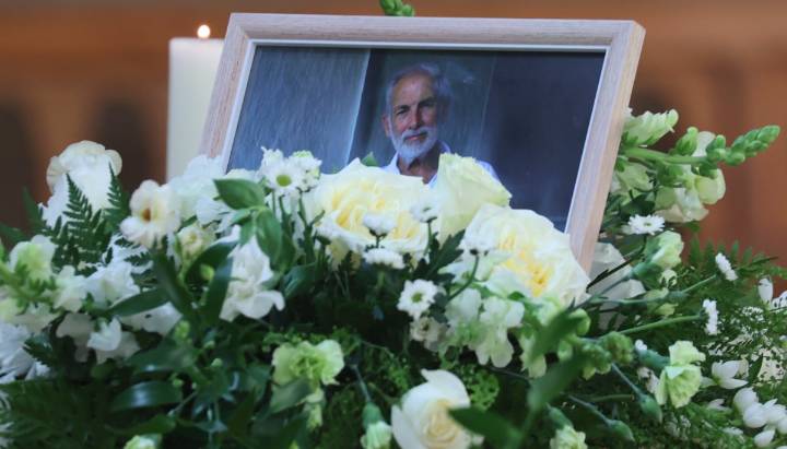 Héctor Noguera es velado en el templo del Campus Oriente de la UC y su funeral se realizará este jueves