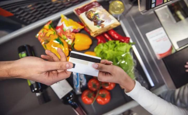 Crisis económica: cada vez más familias se endeudan para hacer las compras en el supermercado y la morosidad crece