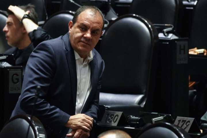 Cuauhtémoc Blanco es captado jugando pádel durante sesión de Comisión de Presupuesto