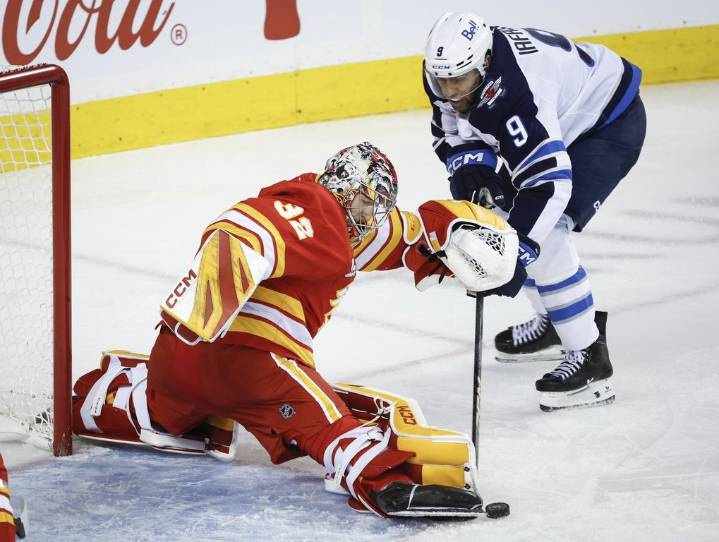 Scheifele scores late as Jets burn Flames 2