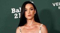 Lluvia de críticas a Katy Perry por arrojar su pastel de cumpleaños al suelo: sus bailarines tuvieron que comer del piso