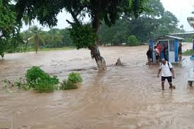 Río desbordado y puentes caídos en Sucre por onda tropical